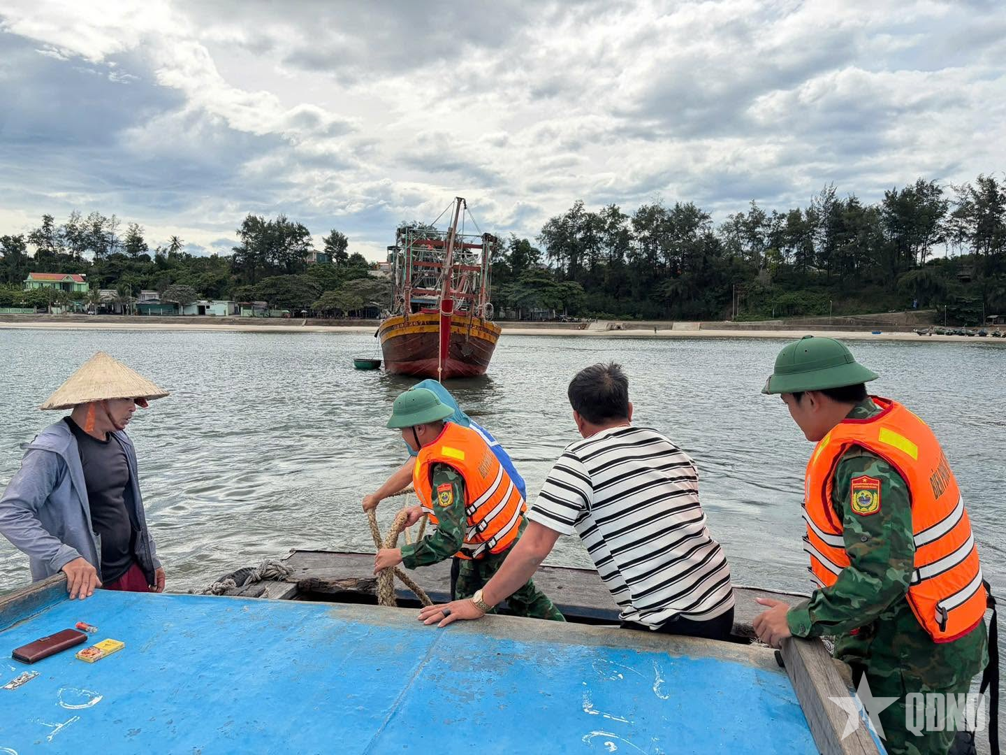 Bộ đội Biên phòng hỗ trợ cứu kéo tàu cá mắc cạn